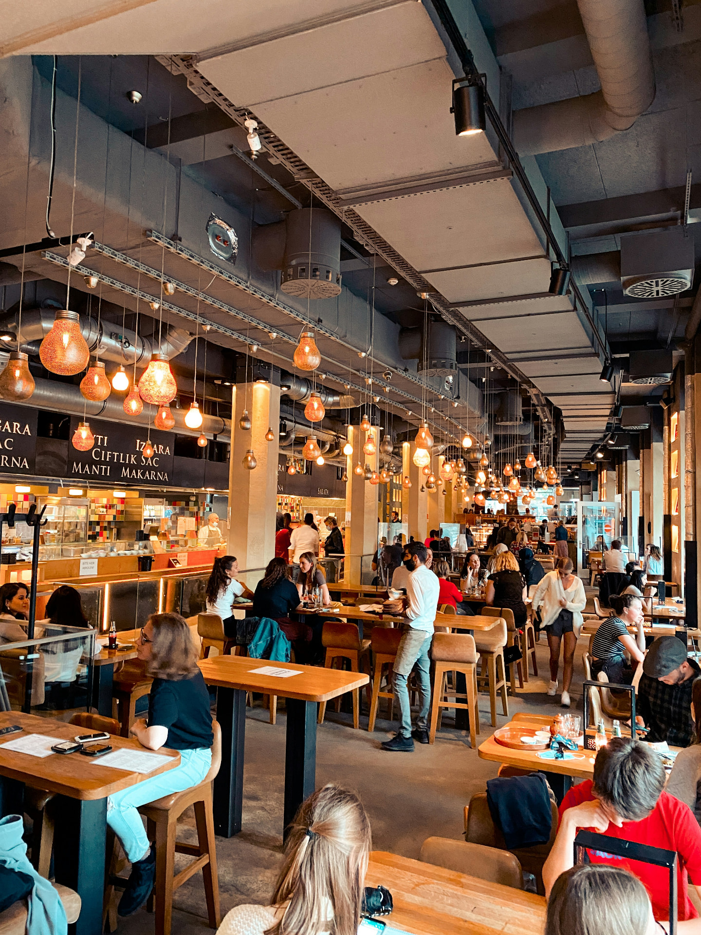Salle de restaurant animée avec des personnes réunies autour de tables
